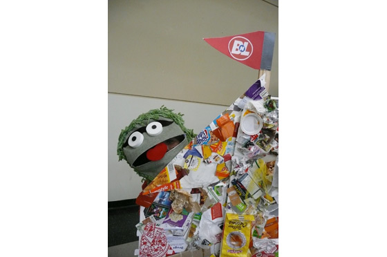 Oscar is happy to live on Trash Mountain and sings his favorite song, "I Love Trash!"